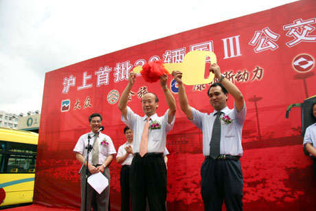 廈門金龍旅行車公司副總經理王榮法與上海大眾交通集團董事長楊國平