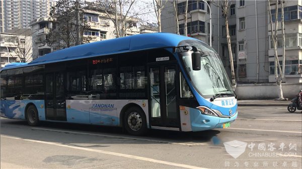 南京新款公交车亮相 3月底将继续投运288辆