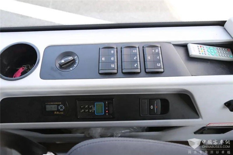 驾驶员左侧的按键，可以看到电子手刹和集中润滑系统。