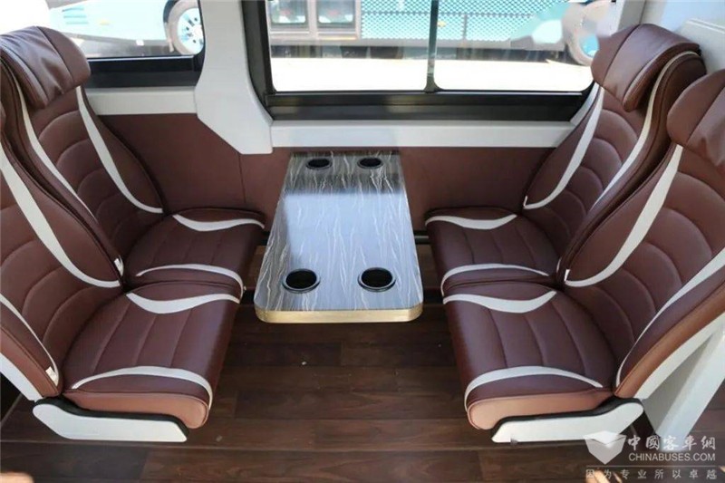 乘客区域采用豪华皮革座椅，带有头枕，乘坐起来十分舒适。对向座椅之间还设有小桌板和水杯座，便于乘客使用。