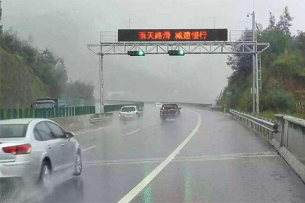 降雨频繁 公交驾驶员务必知晓这些雨天行车安全常识！