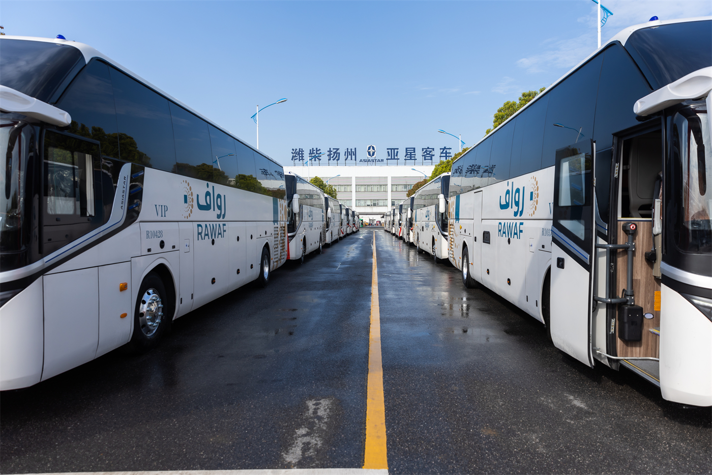 亚星1200台高端客车交付沙特