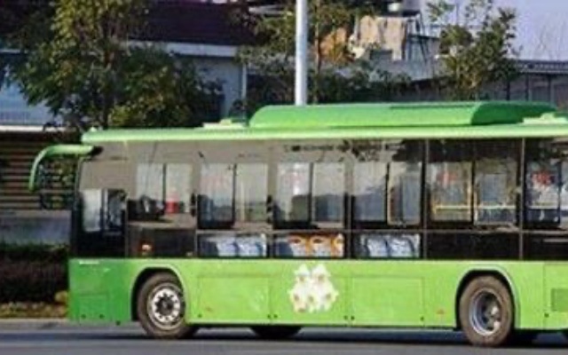 新疆首次实现电动公交车充绿电 乌苏公交按下充绿电启动键