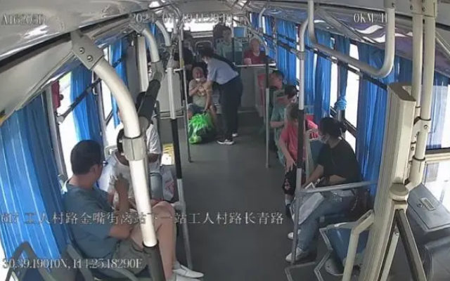 乘客突发身体不适 武汉公交司机细心照料