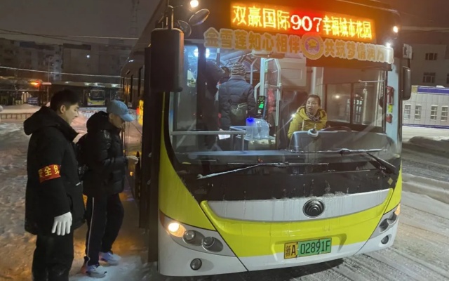 战风雪 保运营 乌鲁木齐公交温暖市民出行路