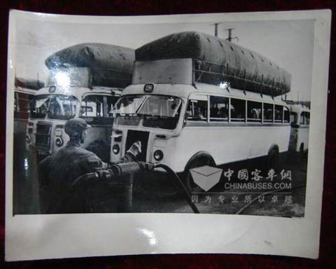 50年代公交车上煤气包图片